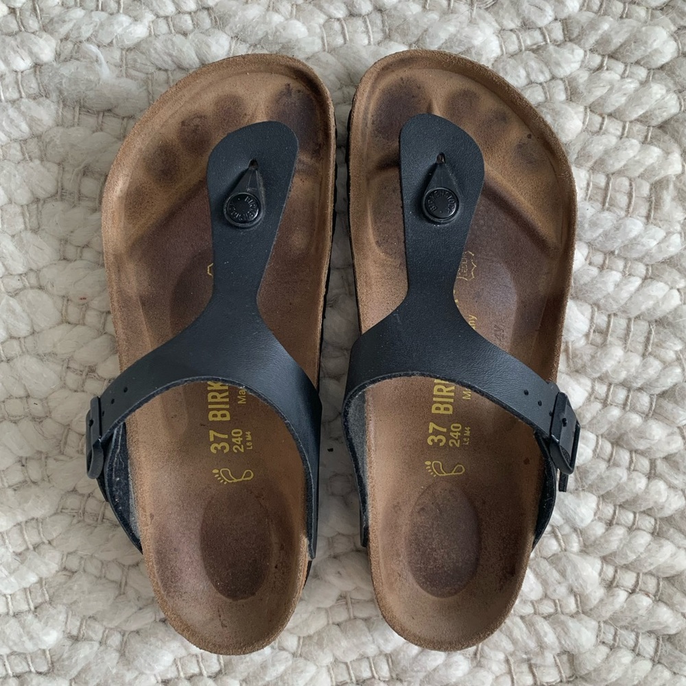 Birkenstock Gizeh Sandal in Black